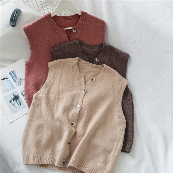 Kelių spalvų moteriška laisvalaikio liemenė su sagomis