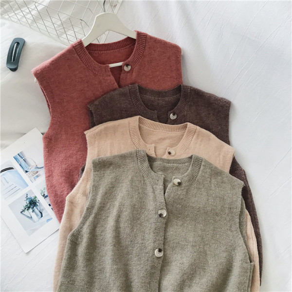 Kelių spalvų moteriška laisvalaikio liemenė su sagomis