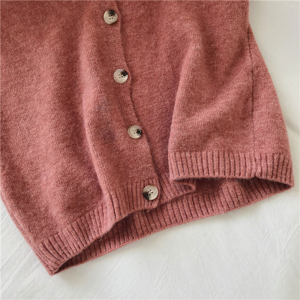 Kelių spalvų moteriška laisvalaikio liemenė su sagomis