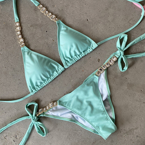 Praegune kaheosaline kolmnurkse ülaosa ja kivikestega ujumistrikoo