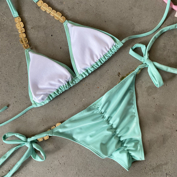 Praegune kaheosaline kolmnurkse ülaosa ja kivikestega ujumistrikoo