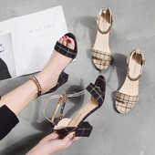Suvised ruudulised sandaalid madala paksu kontsaga ja metallelementidega
