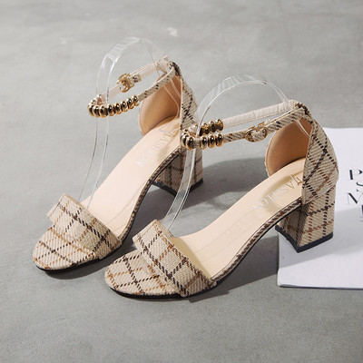 Suvised ruudulised sandaalid madala paksu kontsaga ja metallelementidega