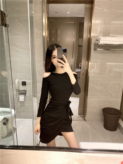 Μοντέρνο γυναικείο φόρεμα με γυμνούς ώμους και κορδόνια