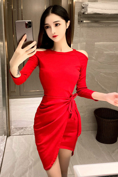 Μοντέρνο γυναικείο φόρεμα με γυμνούς ώμους και κορδόνια