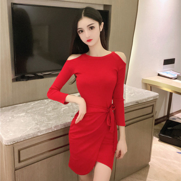 Μοντέρνο γυναικείο φόρεμα με γυμνούς ώμους και κορδόνια