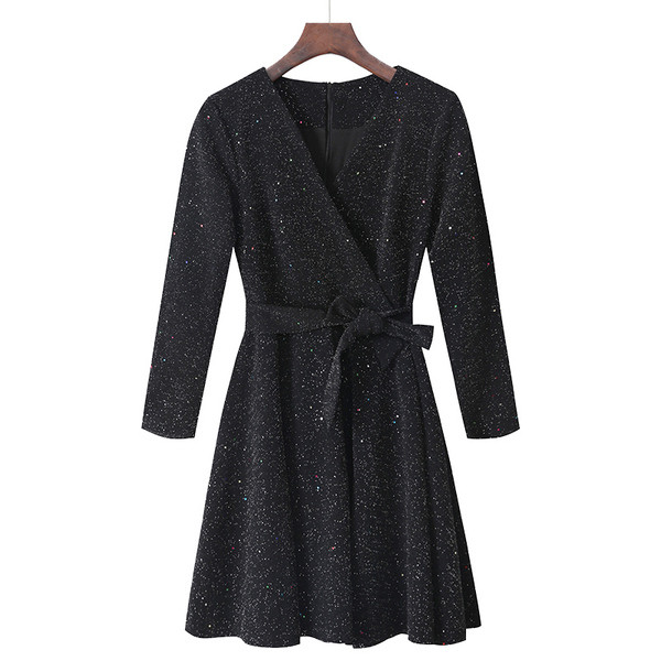 Разкроен модел дамска рокля с шпиц деколте,колан и лъскав ефект