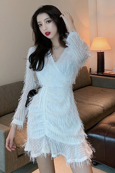 Stílusos női ruha rojtokkal és spitz nyakkivágással