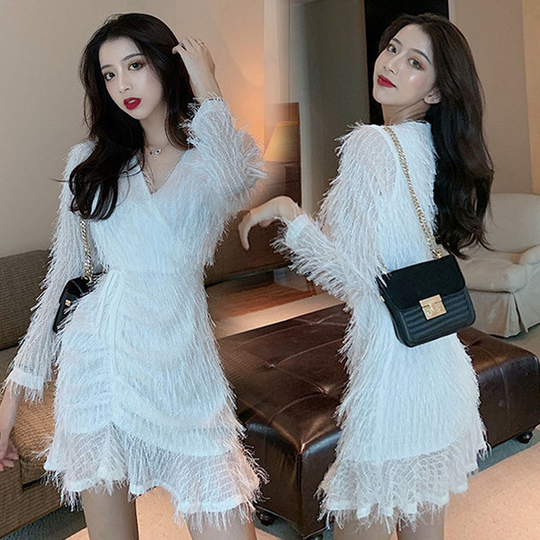 Stílusos női ruha rojtokkal és spitz nyakkivágással