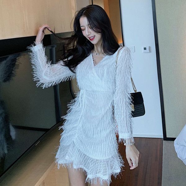 Stílusos női ruha rojtokkal és spitz nyakkivágással