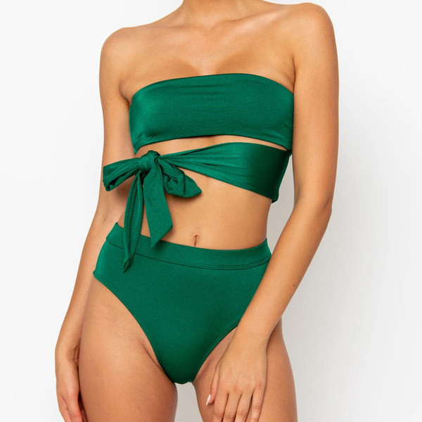 Kaheosaline ujumistrikoo, millel on ribatüüpi ülaosa ja kõrge pihaosaga alläär