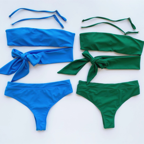 Kaheosaline ujumistrikoo, millel on ribatüüpi ülaosa ja kõrge pihaosaga alläär