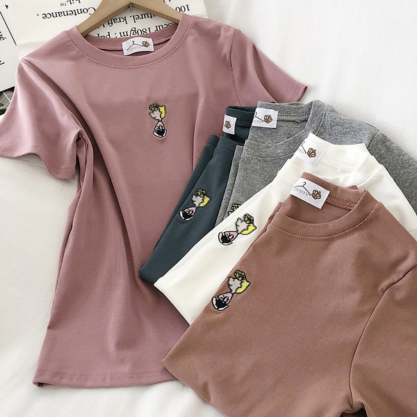 Női alkalmi blúz több színben, hímzéssel, ovális nyakkivágással