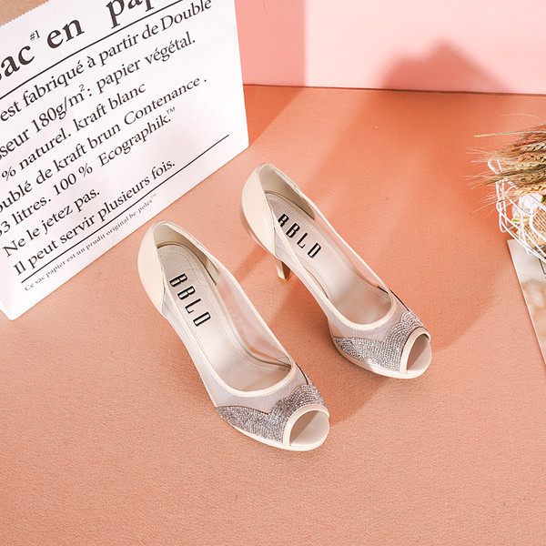 Naiste elegantsed kingad kaunistusega - kivid