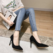 Elegantne kõrge tekstiilist kontsaga teravatipuline jalatsite mudel