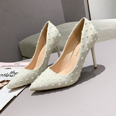 Elegantne kõrge tekstiilist kontsaga teravatipuline jalatsite mudel