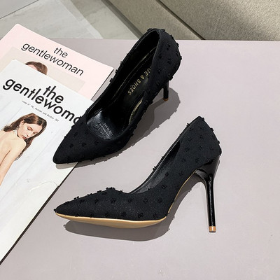 Elegantne kõrge tekstiilist kontsaga teravatipuline jalatsite mudel