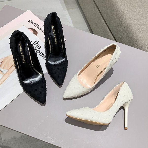 Elegantne kõrge tekstiilist kontsaga teravatipuline jalatsite mudel