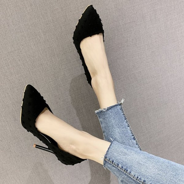 Elegantne kõrge tekstiilist kontsaga teravatipuline jalatsite mudel