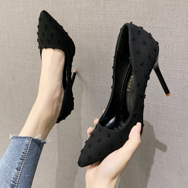 Elegantne kõrge tekstiilist kontsaga teravatipuline jalatsite mudel