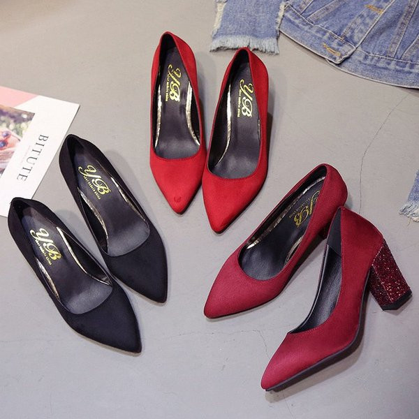 Öko-seemisnahast moodsad elegantsed jalatsid läikiva kontsaga