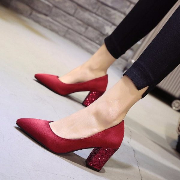 Öko-seemisnahast moodsad elegantsed jalatsid läikiva kontsaga