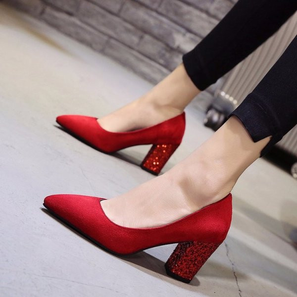 Öko-seemisnahast moodsad elegantsed jalatsid läikiva kontsaga