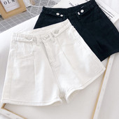 Must-valged vabaaja naiste lühikesed püksid