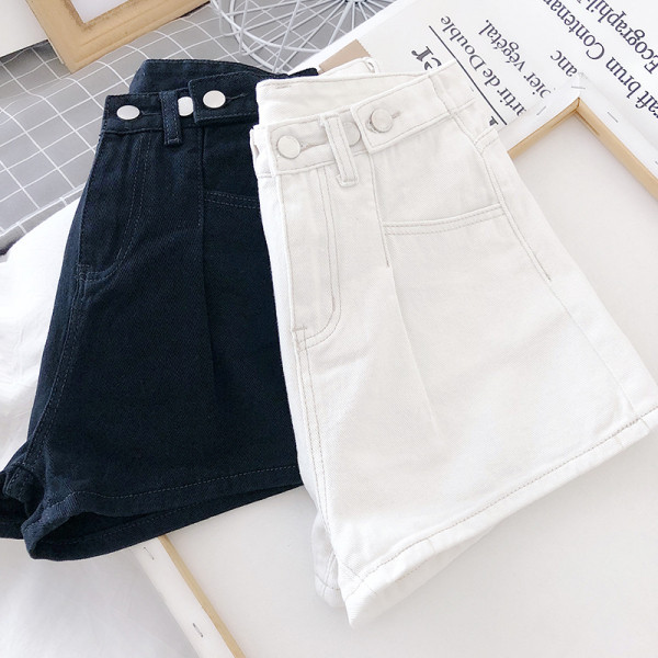 Must-valged vabaaja naiste lühikesed püksid