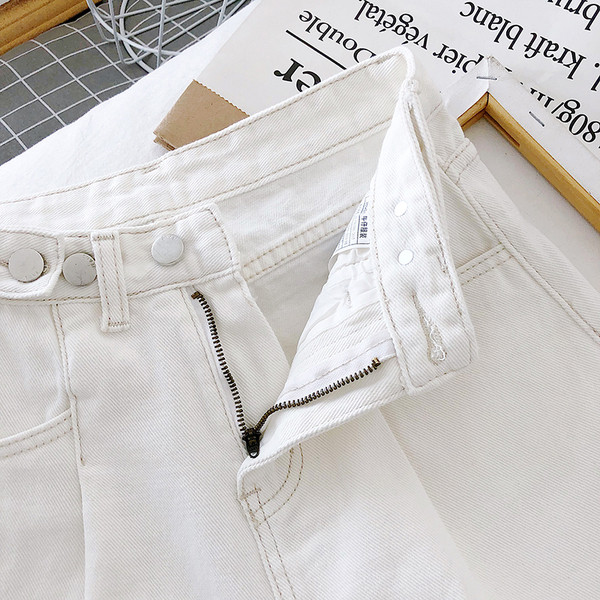 Must-valged vabaaja naiste lühikesed püksid