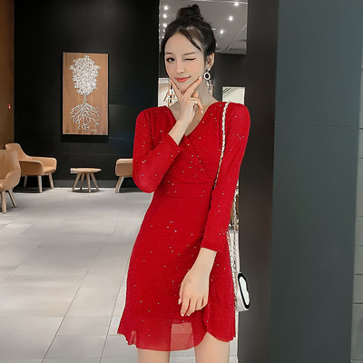 Стилна дамска рокля с лъскав ефект и дълъг ръкав