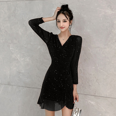 Стилна дамска рокля с лъскав ефект и дълъг ръкав