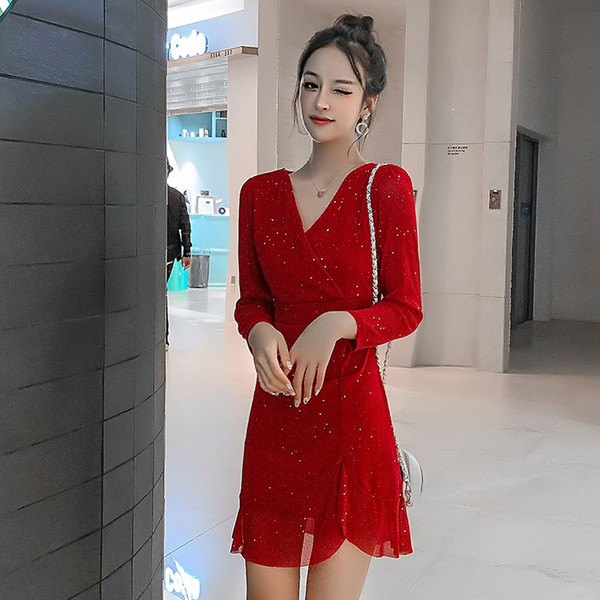 Стилна дамска рокля с лъскав ефект и дълъг ръкав