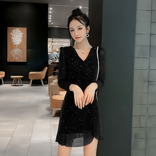 Стилна дамска рокля с лъскав ефект и дълъг ръкав