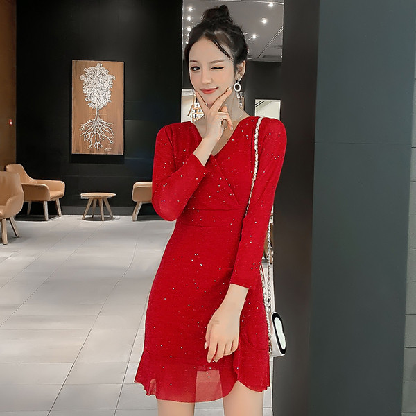 Стилна дамска рокля с лъскав ефект и дълъг ръкав