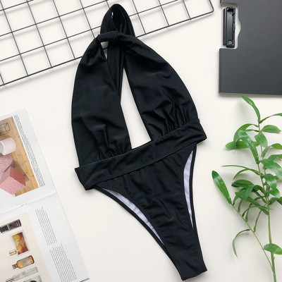 Цял бански с една презрамка и изрязани части