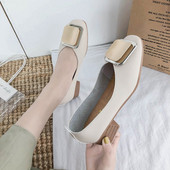 Öko bőrből készült alkalmi körcipő csattal és alacsony vastag sarokkal - két modell