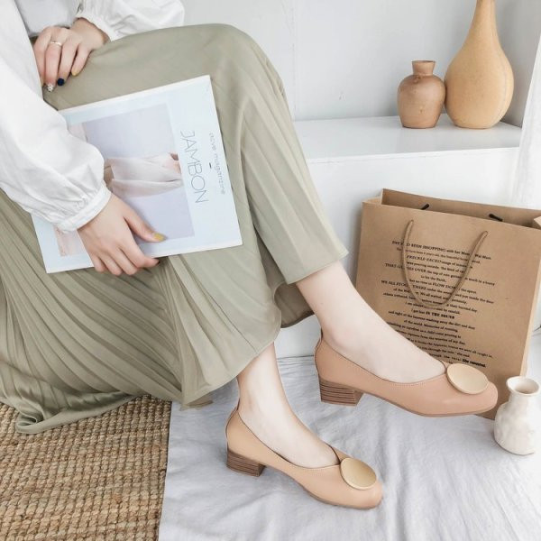 Öko bőrből készült alkalmi körcipő csattal és alacsony vastag sarokkal - két modell