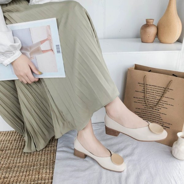 Öko bőrből készült alkalmi körcipő csattal és alacsony vastag sarokkal - két modell