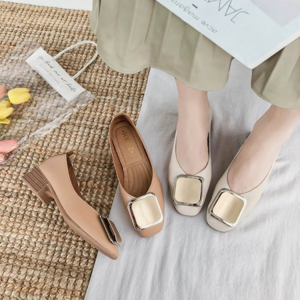 Öko bőrből készült alkalmi körcipő csattal és alacsony vastag sarokkal - két modell