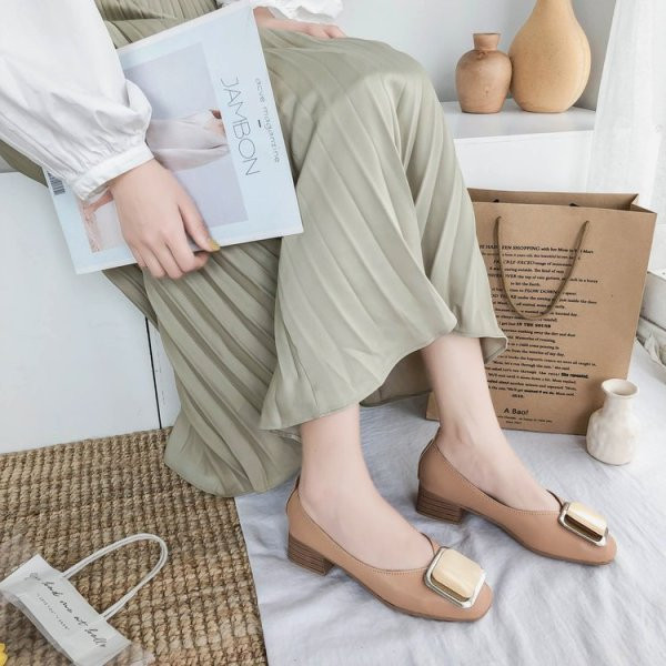 Öko bőrből készült alkalmi körcipő csattal és alacsony vastag sarokkal - két modell