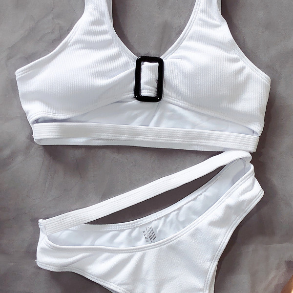 Ženski dvodijelni kupaći kostim sa širokim naramenicama i metalnom kopčom