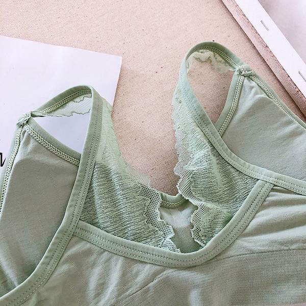 Női rövid melltartó négy színben, csipkével