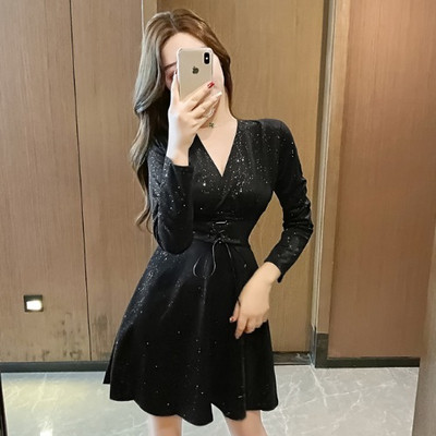 Moodne naiste must kleit vöö ja läikivate osakestega