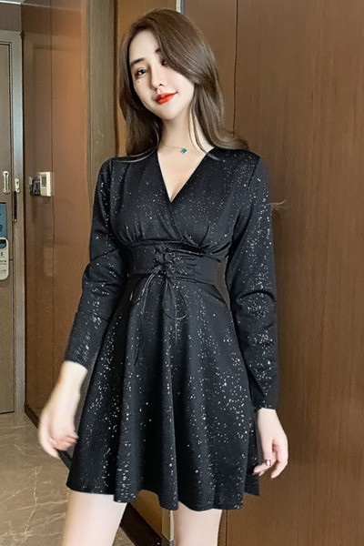 Moodne naiste must kleit vöö ja läikivate osakestega