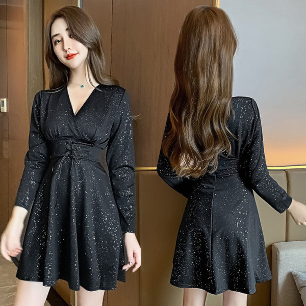 Moodne naiste must kleit vöö ja läikivate osakestega