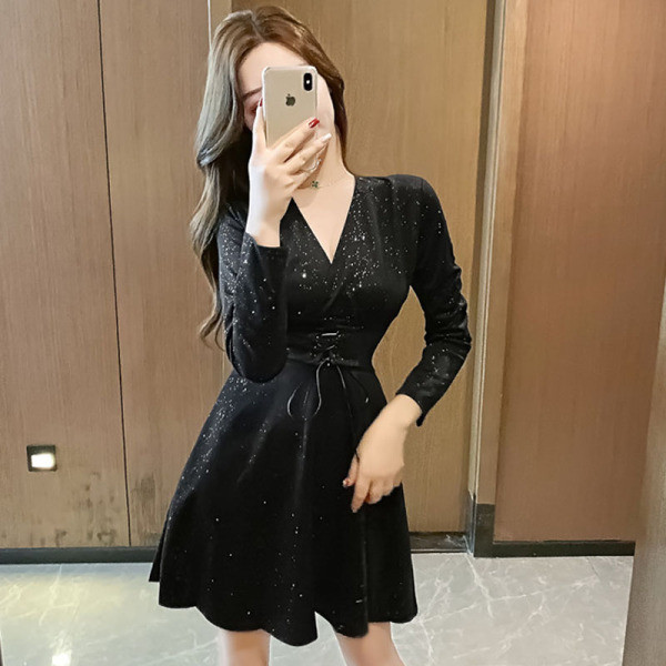 Moodne naiste must kleit vöö ja läikivate osakestega