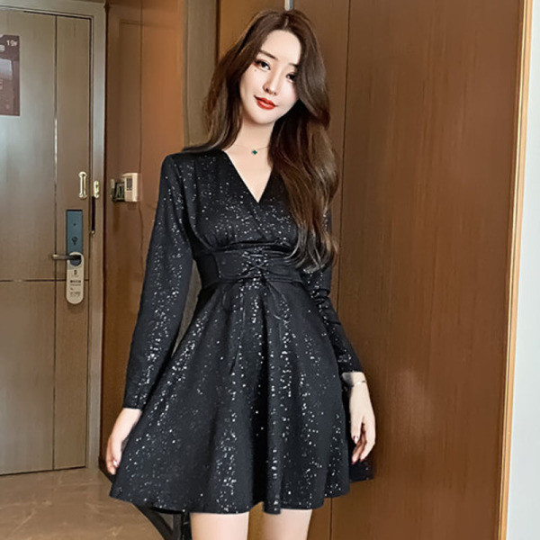 Moodne naiste must kleit vöö ja läikivate osakestega