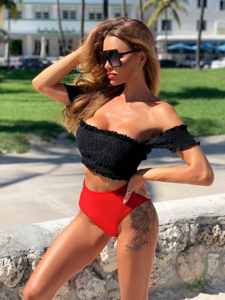 Uus ujumistrikoo mudel elastse musta ülaosa ja punase allosaga