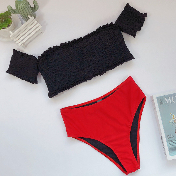 Uus ujumistrikoo mudel elastse musta ülaosa ja punase allosaga